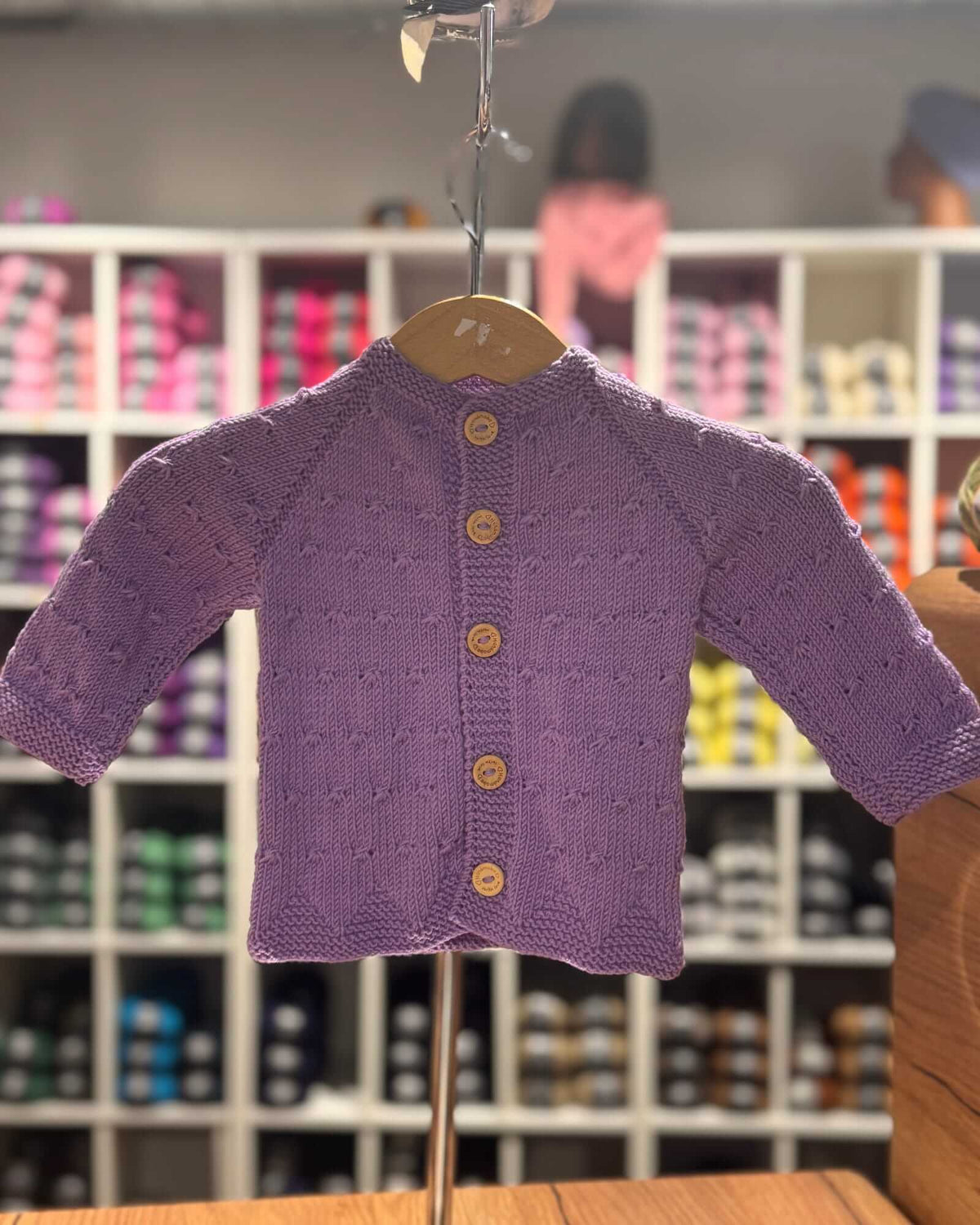 Gilet Bébé Tricoté Main en Pourpre de Violet – 100% Mérinos (0 - 24 Mois)